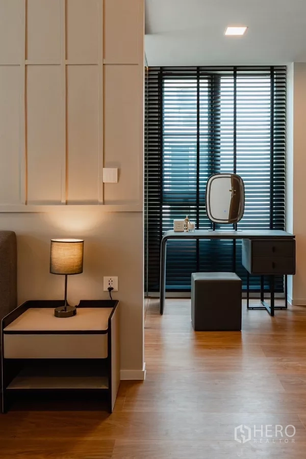 บ้าน ให้เช่าในSaphan Sung, Bangkok - มุมแต่งตัวพร้อมบานมู่ลี่ โต๊ะเครื่องแป้ง และโคมไฟข้างเตียง