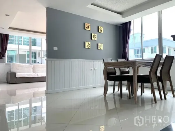 คอนโด ให้เช่าในKhlong Toei, Bangkok - มุมห้องทานอาหารสว่าง ผนังเทา กรุบัวสีขาว พร้อมหน้าต่างบานใหญ่