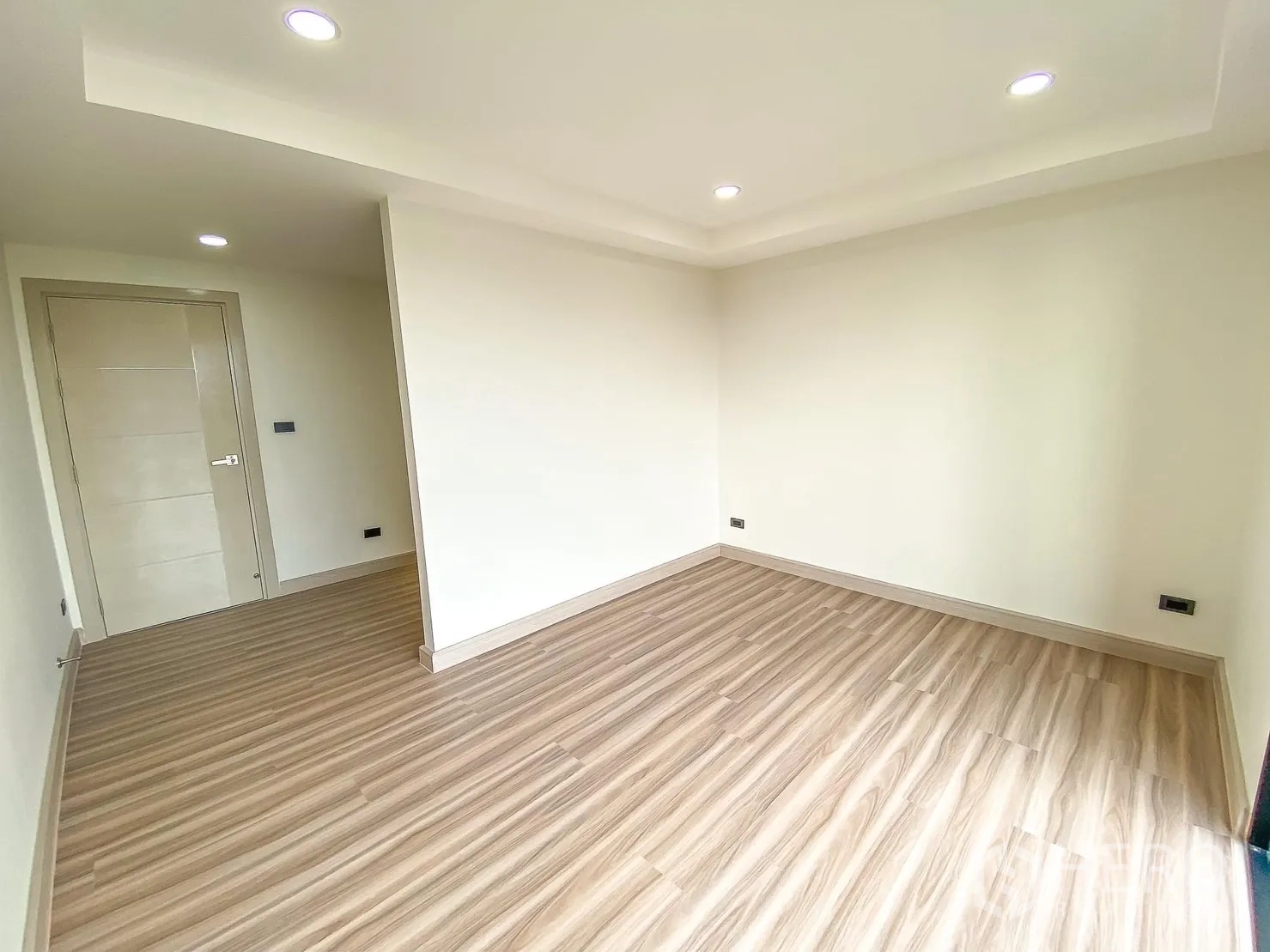 Home Office for rent or sale in Phra Khanong, Bangkok - Flexible room with partial divider wall and recessed ceiling lights.