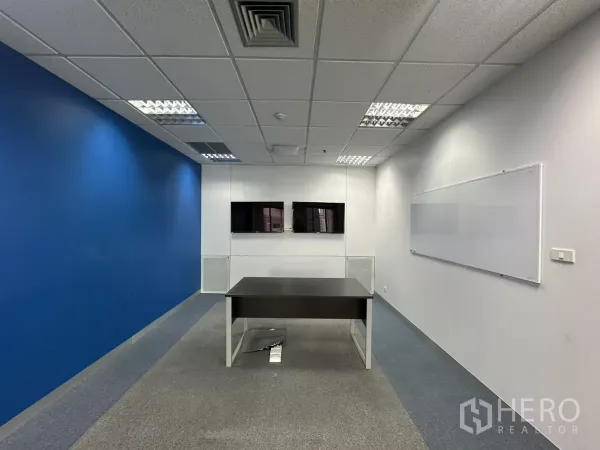 办公空间 出租在Watthana, Bangkok - 小型会议室，配两台壁挂屏幕与白板。