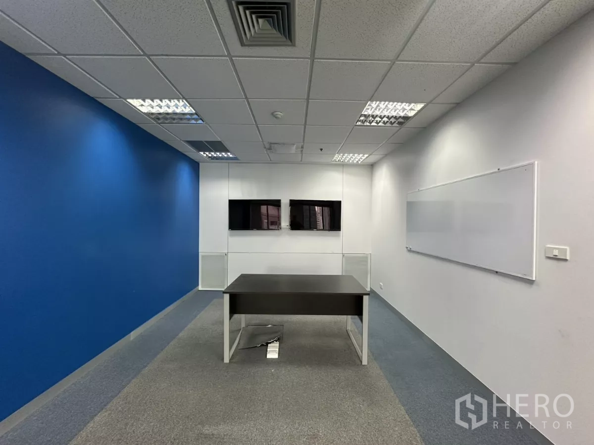 办公空间 出租在Watthana, Bangkok - 小型会议室，配两台壁挂屏幕与白板。