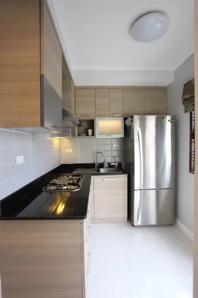 ทาวน์เฮาส์ ให้เช่าในPhra Khanong, Bangkok - ครัวรูปตัวแอล เตาแก๊ส ตู้ไม้ และตู้เย็นสแตนเลส