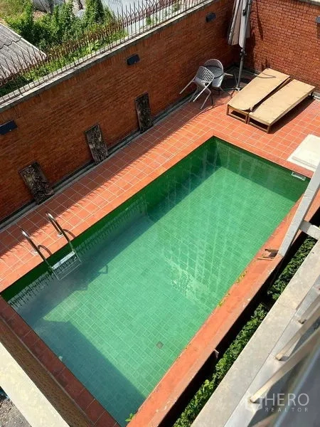 อพาร์ทเมนท์ ให้เช่า - สระว่ายน้ำกลางแจ้งพร้อมดาดพื้นกระเบื้องดินเผา เตียงอาบแดดและที่นั่ง