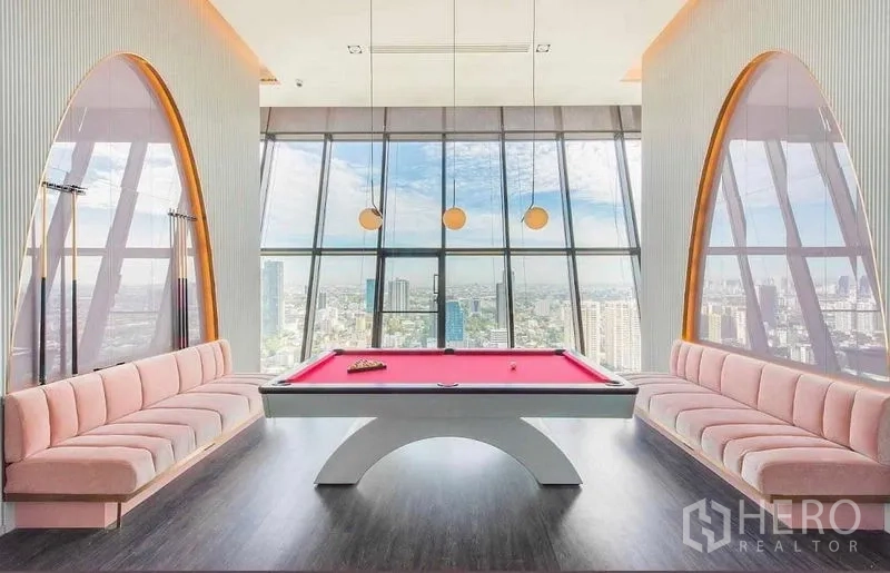 คอนโด ให้เช่าหรือขายในWatthana, Bangkok - สกายเลานจ์ หน้าต่างพาโนรามา โซฟาสีชมพู พร้อมโต๊ะบิลเลียด