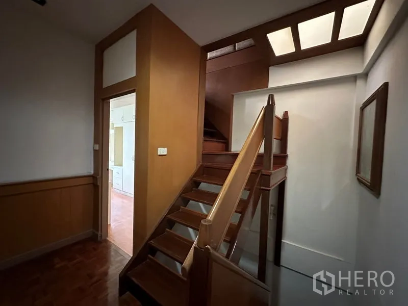 ทาวน์เฮาส์ ให้เช่าในKhlong Toei, Bangkok - บันไดไม้กลางบ้านพร้อมช่องแสง เชื่อมต่อทุกชั้นของบ้าน