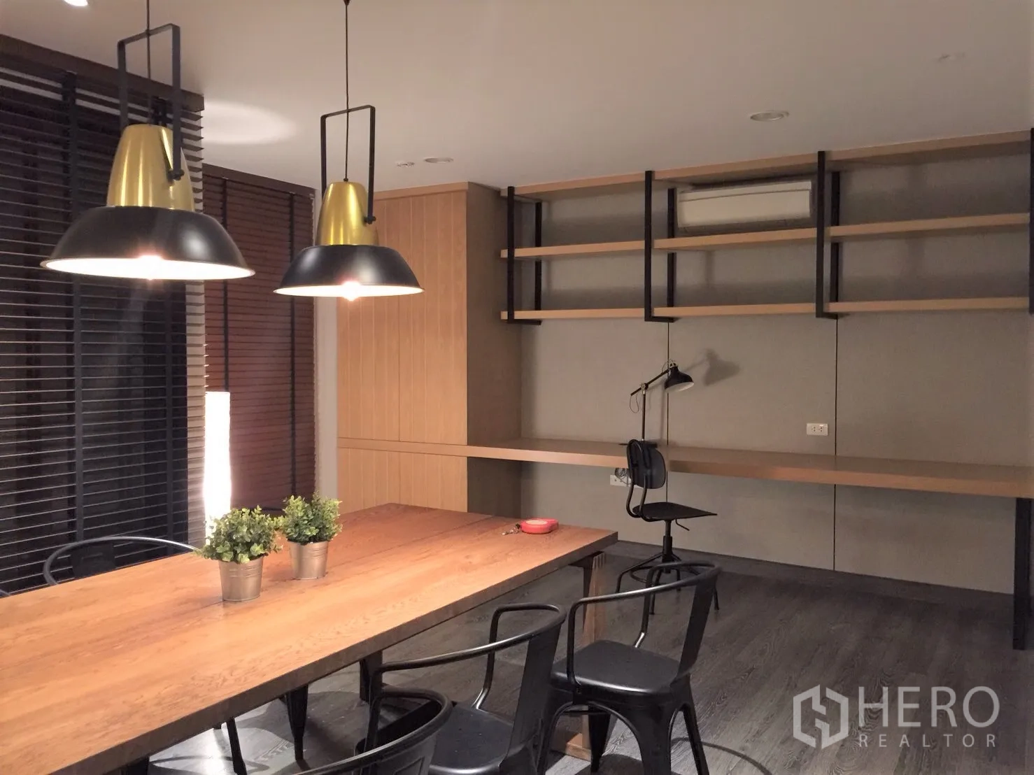 คอนโด ให้เช่าหรือขายในWatthana, Bangkok - มุมทำงานบิวต์อินพร้อมชั้นวางของยาว ข้างโต๊ะทานข้าวและโคมไฟแขวนดีไซน์ทันสมัย