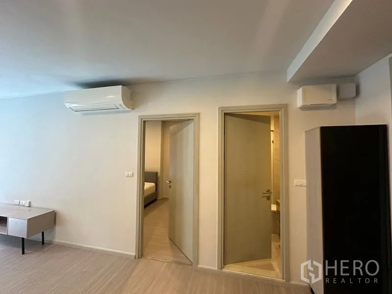 คอนโด ให้เช่าในKhlong Toei, Bangkok - โถงทางเดินไปยังห้องนอนและห้องน้ำ พื้นไม้โทนอ่อนและเครื่องปรับอากาศ