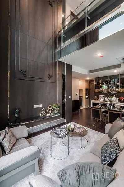 公寓 出租或出售 - 通罗公寓的挑高双层客厅，带夹层与落地窗，采光充足。