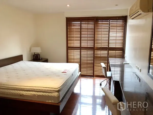 คอนโด ให้เช่าในWatthana, Bangkok - ห้องนอนกว้าง เตียงคิง บานเกล็ดไม้ และโต๊ะทำงานยาว