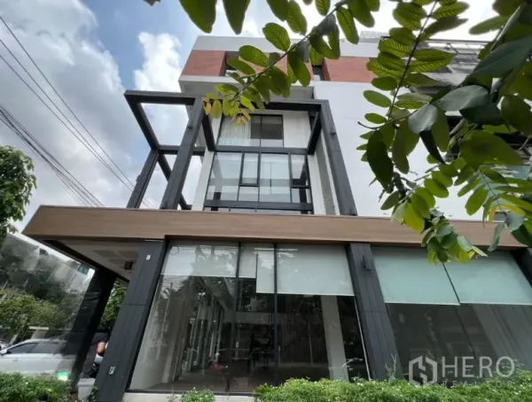 零售空间 出租在Khlong Toei, Bangkok - 黑色钢框双层挑高玻璃立面转角视角