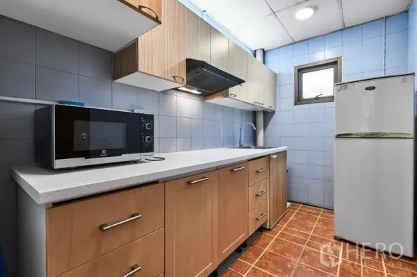 คอนโด ให้เช่าในWatthana, Bangkok - ครัวแยกแบบแกลลีย์ ตู้ไม้ ไมโครเวฟ เครื่องดูดควัน และตู้เย็นขนาดใหญ่