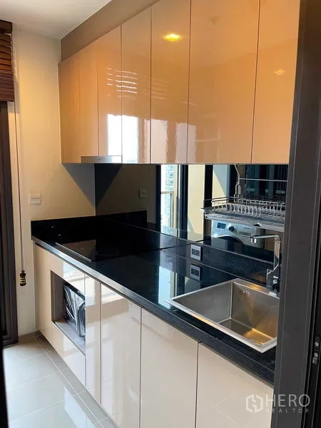 คอนโด ขายในWatthana, Bangkok - พื้นที่นั่งเล่นหันสู่หน้าต่างบานใหญ่ มีวิวเมืองและชั้นติดผนัง