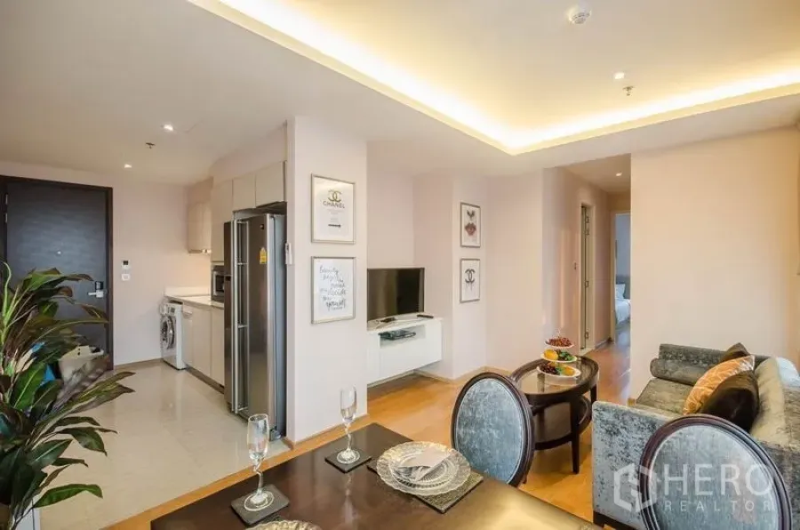 คอนโด ให้เช่าหรือขายในWatthana, Bangkok - แปลนเปิดโล่งของห้องนั่งเล่น รับประทานอาหาร และครัว ในคอนโด 2 ห้องนอน