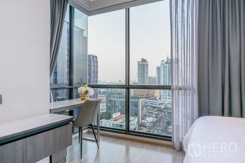 Condominium for rent in Watthana, Bangkok - Corner window workspace in the bedroom overlooking Ekkamai cityscape.