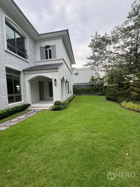 บ้าน ให้เช่าหรือขายในLat Krabang, Bangkok - สนามหญ้าหลังบ้านกว้าง เชื่อมชานพักและพรรณไม้