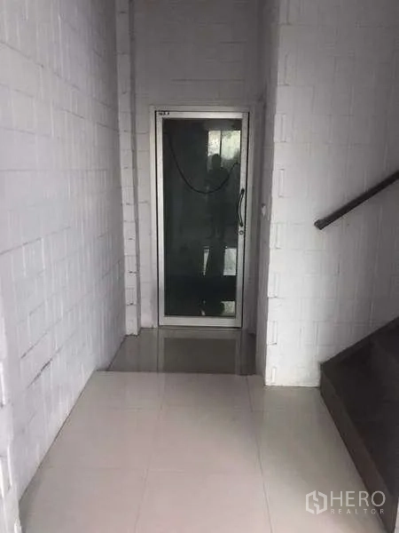 Warehouse for rent in Pathum Thani - Interior corridor with glass door entrance next to stairway