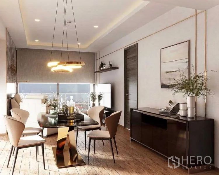 公寓 出租在Khlong Toei, Bangkok - 开放式餐区，玻璃餐桌、金色吊灯与窗外景致。