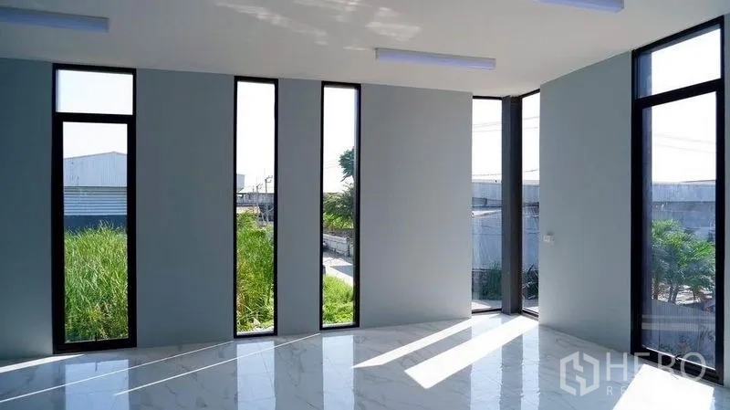 货栈 出租在Bueng Kum, Bangkok - 采光良好的转角办公室，窄长落地窗望向周边工业区。