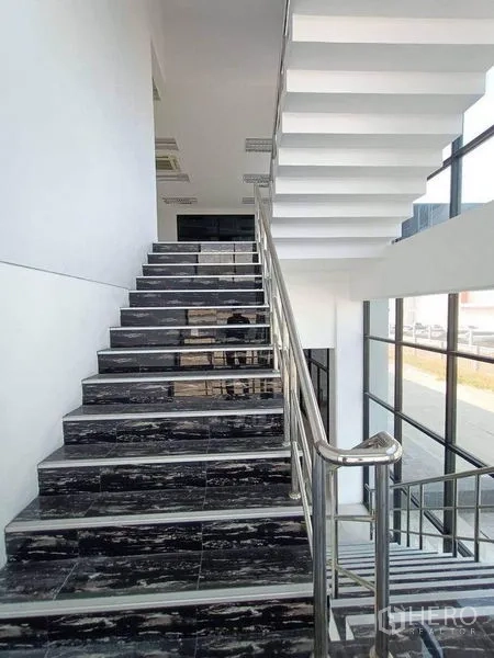 货栈 出租或出售在Pathum Thani - 双层挑空玻璃中庭内的不锈钢扶手楼梯。