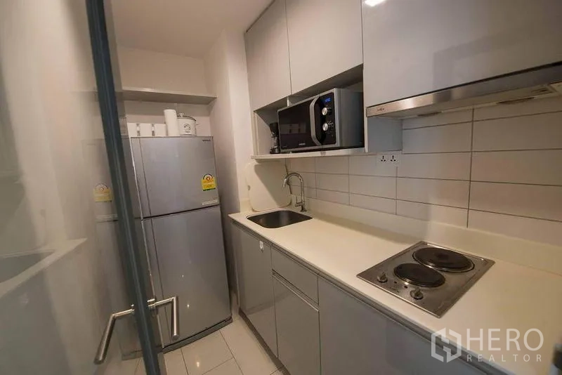 คอนโด ให้เช่าในPhra Khanong, Bangkok - ครัวแยกขนาดกะทัดรัด มีตู้เย็น ไมโครเวฟ และเตาไฟฟ้า