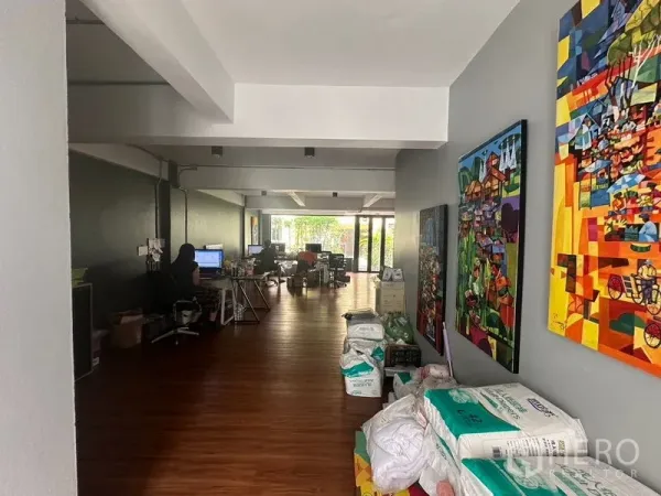 สำนักงานที่บ้าน ให้เช่าในSathon, Bangkok - โถงทางเดินติดภาพศิลปะสีสันนำไปสู่พื้นที่ออฟฟิศแบบเปิด