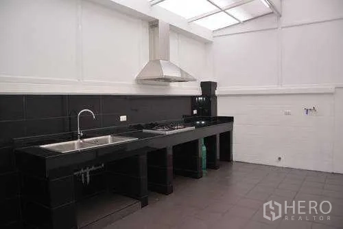 Home Office for rent in Wang Thonglang, Bangkok - Enclosed Thai kitchen with gas hobs, stainless sink and large range hood beneath a skylight in Wang Thonglang, Bangkok.