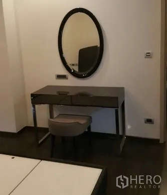 คอนโด ให้เช่าหรือขายในWatthana, Bangkok - มุมห้องนอนพร้อมโต๊ะแต่งหน้าดีไซน์เรียบและกระจกเงาทรงกลม