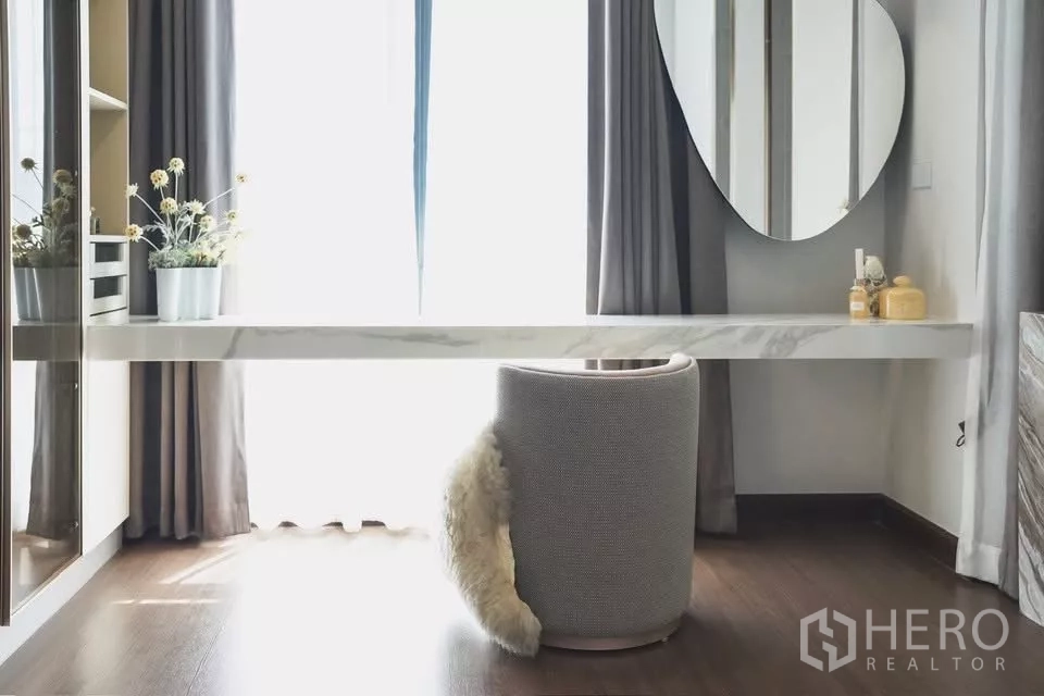 Detached House for rent in Bang Phli, Samut Prakan - Bright dressing area with long marble desk, round chair and sheer curtains.