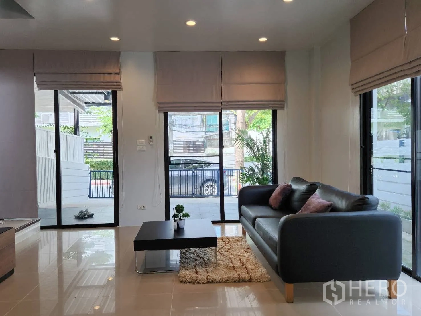 ทาวน์เฮาส์ ให้เช่าในSuan Luang, Bangkok - ห้องนั่งเล่นโปร่งสว่าง โซฟา โต๊ะกลาง และประตูกระจกสามด้าน
