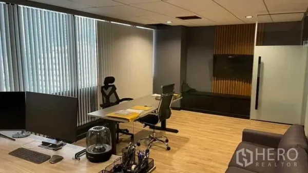 สำนักงาน ให้เช่าในKhlong Toei, Bangkok - ห้องผู้บริหารพร้อมมู่ลี่ เก้าอี้人体工学 ทีวีติดผนัง และพื้นไม้