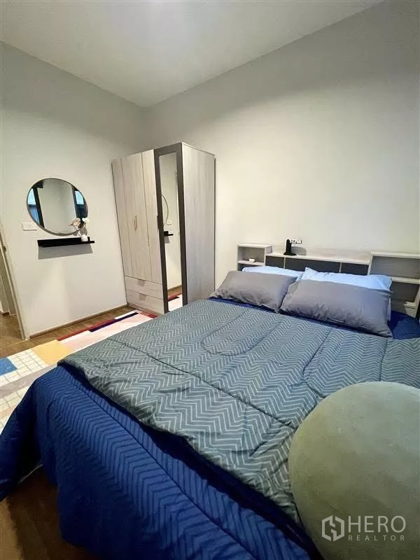 ทาวน์เฮาส์ ให้เช่าในSamut Prakan - ห้องนอนอีกมุม แสดงเตียง กระจกเต็มตัว และตู้เก็บของ