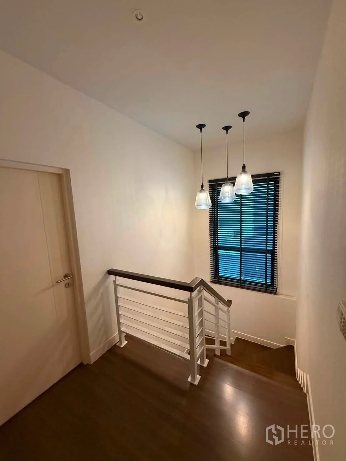 独栋房屋 for rent in Bang Kapi, Bangkok - 楼梯平台悬挂吊灯，窗配百叶帘。