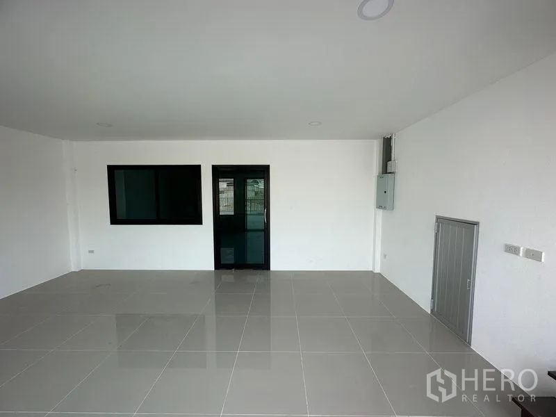 工厂 出租或出售在Bang Bua Thong, Nonthaburi - 一层办公室，设窗户、电箱与后门出入口。