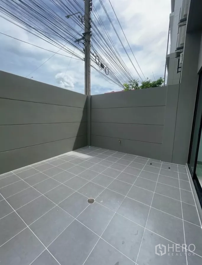 สำนักงานที่บ้าน ให้เช่าในBueng Kum, Bangkok - ลานปูกระเบื้องส่วนตัว มีกำแพงสูง ให้ความเป็นส่วนตัวข้างตัวบ้าน