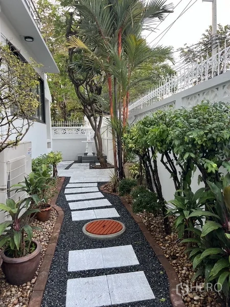 บ้าน ให้เช่าในBang Rak, Bangkok - สวนข้างบ้านจัดภูมิทัศน์ ทางเดินหิน สวนกรวด และต้นไม้เขตร้อน