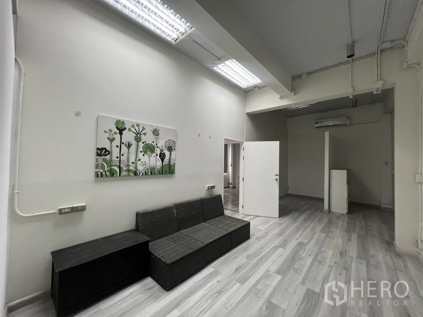 สำนักงานที่บ้าน ให้เช่าในPhra Khanong, Bangkok - มุมนั่งเล่นเพดานสูง โซฟาและแสงไฟสมัยใหม่ ใกล้ประตูทางเข้า