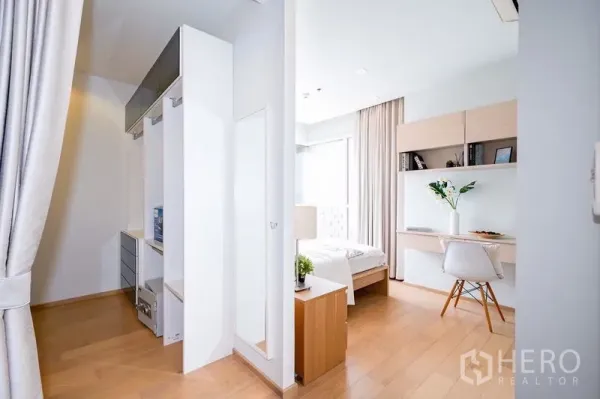 公寓 出租在Watthana, Bangkok - 走廊通往卧室，配有嵌入式衣柜和学习书桌的现代公寓。