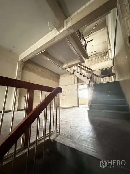 อาคารพาณิชย์ ให้เช่าหรือขายในWatthana, Bangkok - บันไดภายในแสดงผังแบบสปลิทเลเวลและแสงธรรมชาติ