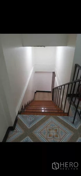 อาคารพาณิชย์ ให้เช่าหรือขายในPhra Khanong, Bangkok - บันไดไม้พร้อมราวเหล็ก เดินลงสู่ชั้นล่างภายในอาคารพาณิชย์