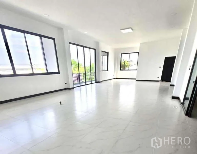 คลังสินค้า ขายในLam Luk Ka, Pathum Thani - ออฟฟิศชั้นบนพื้นที่กว้าง ประตูกระจกบานเลื่อนออกสู่ระเบียงเห็นวิวภายนอก