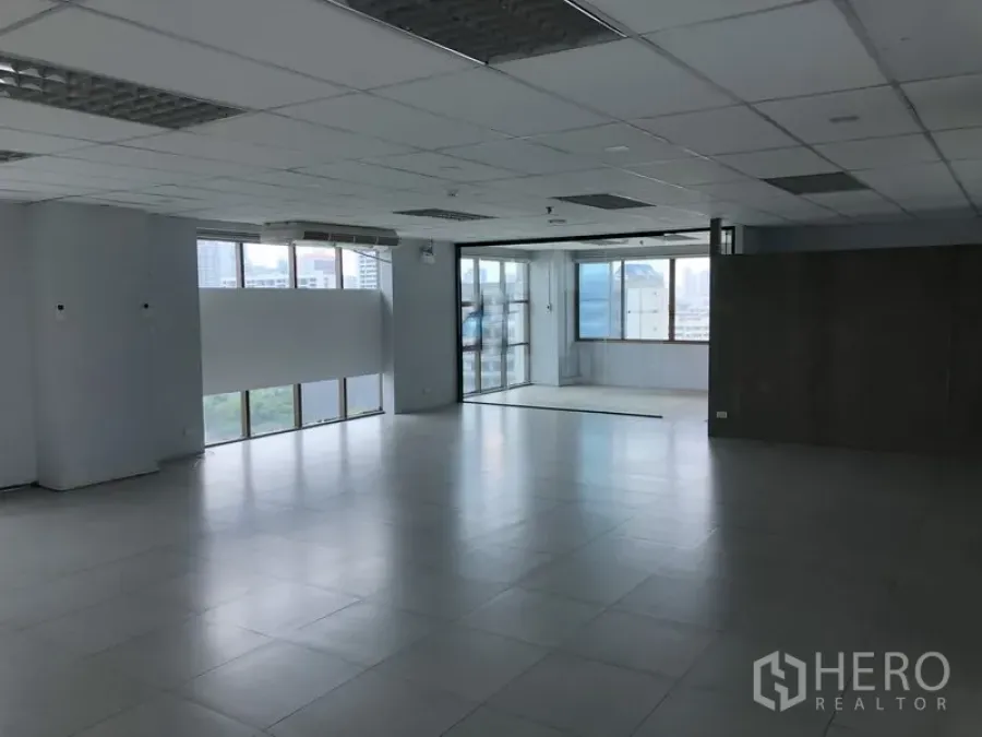 คอนโด ให้เช่าในPathum Wan, Bangkok - พื้นที่นั่งเล่นแบบเปิดโล่ง ปูพื้นกระเบื้อง เพดานหลุม หน้าต่างบานใหญ่ มุมมองเมือง