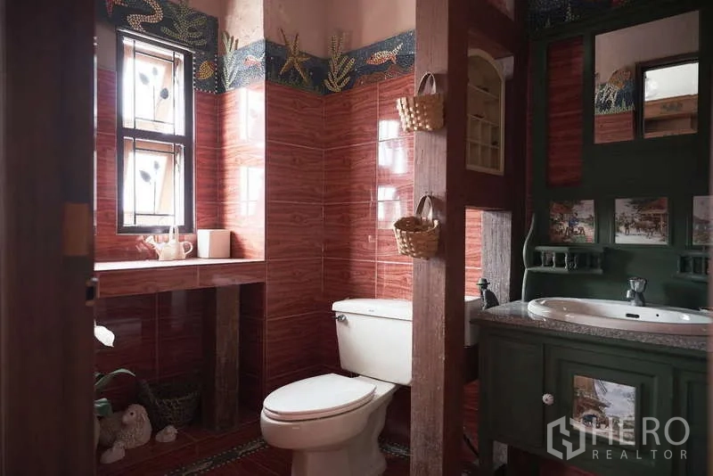 ทาวน์เฮาส์ ให้เช่าในKhlong Toei, Bangkok - ห้องน้ำสไตล์อาร์ตลายกระเบื้องสีอิฐและขอบลวดลายทะเล