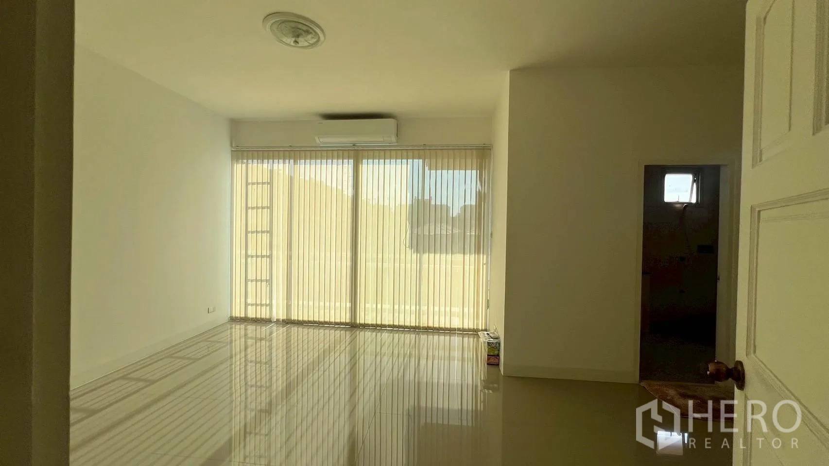 家庭办公室 for rent in Wang Thonglang, Bangkok - 明亮房间有推拉玻璃门、竖百叶及旁侧小房。