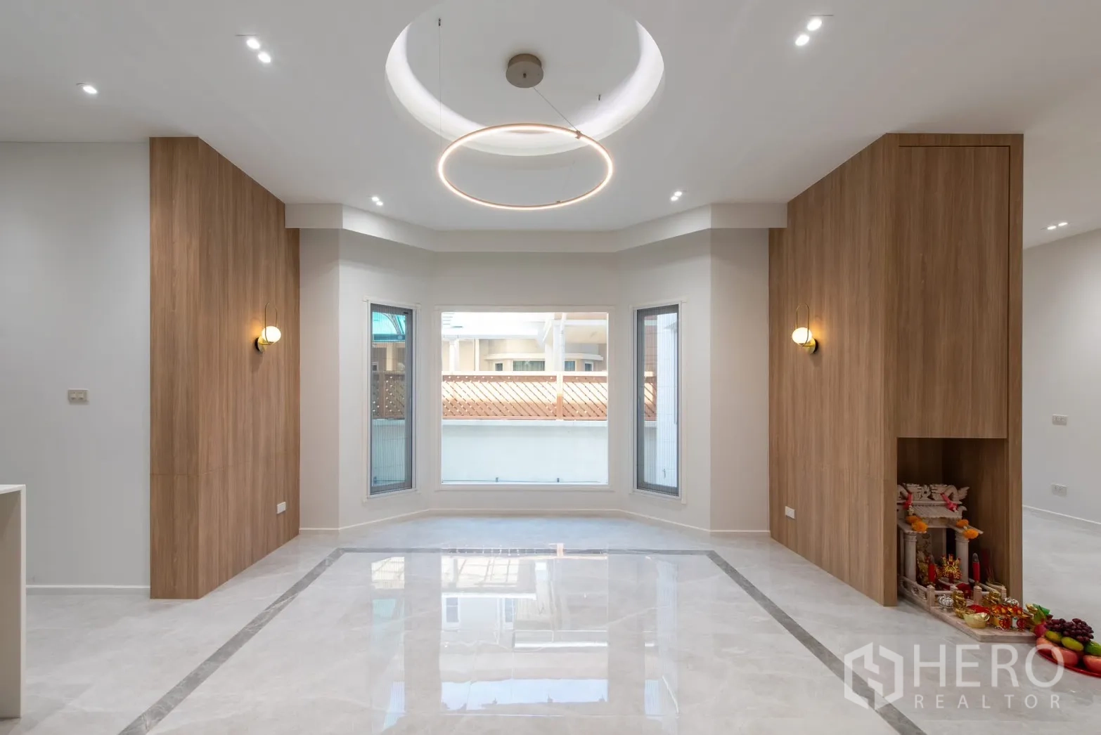 Detached House for sale in Bang Phli, Samut Prakan - Bright dining or living space with circular ceiling light and bay-style windows.