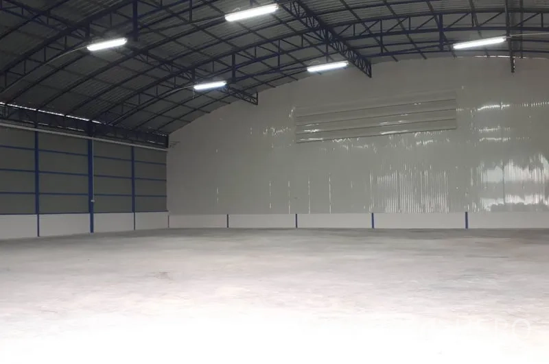 Warehouse for rent in Nong Chok, Bangkok - Open warehouse hall with white wall cladding, high-bay lights and level concrete floor.