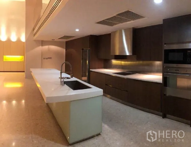 คอนโด ขายในKhlong Toei, Bangkok - ครัวสไตล์กูร์เมต์ ไอส์แลนด์ยาว ตู้ไม้สีเข้ม เตาอบบิวท์อิน และฮูดสเตนเลส