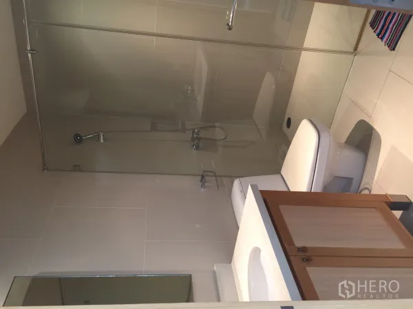 คอนโด ให้เช่าหรือขายในKhlong Toei, Bangkok - ห้องน้ำสไตล์โมเดิร์นพร้อมตู้กระจกอาบน้ำ โถสุขภัณฑ์ และอ่างล้างหน้า