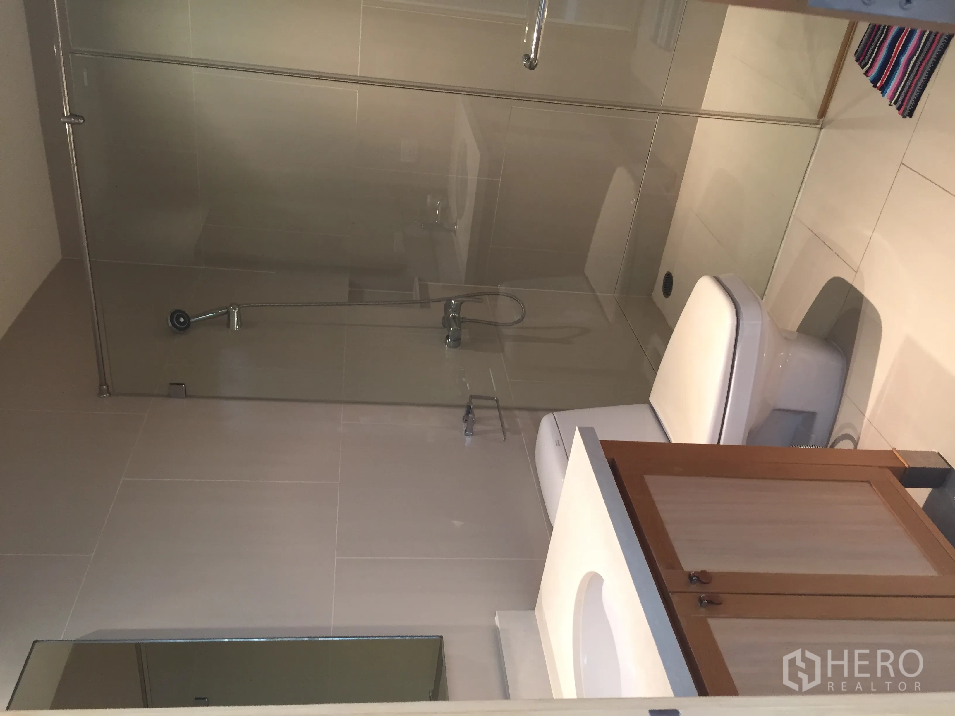 คอนโด ให้เช่าหรือขายในKhlong Toei, Bangkok - ห้องน้ำสไตล์โมเดิร์นพร้อมตู้กระจกอาบน้ำ โถสุขภัณฑ์ และอ่างล้างหน้า