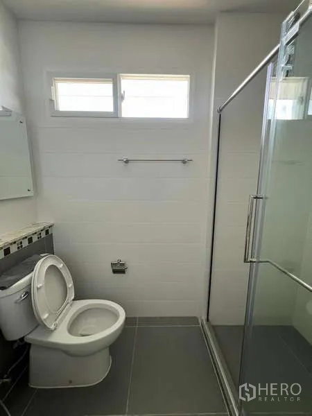 บ้าน ให้เช่าในBang Kapi, Bangkok - ห้องน้ำกะทัดรัดมีตู้กระจกกั้นอาบน้ำ หน้าต่างเล็ก และพื้นกระเบื้องสีเทา