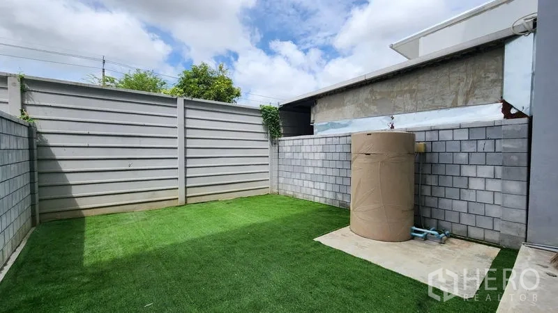 สำนักงานที่บ้าน ให้เช่า - ลานหลังบ้านส่วนตัว กำแพงรั้วสูง ปูหญ้าเทียมและมีแทงก์น้ำ